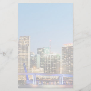 Verlichtde skyline van het centrum van Miami bij s Briefpapier