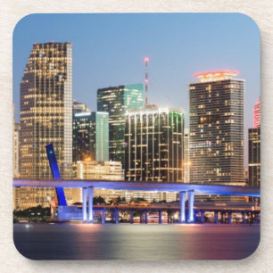 Verlichtde skyline van het centrum van Miami bij s Drankjes Onderzetter