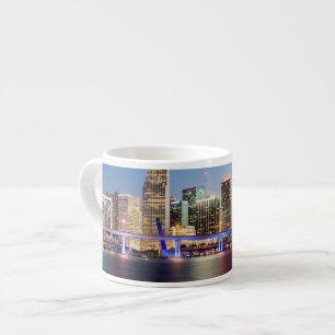 Verlichtde skyline van het centrum van Miami bij s Espresso Kop