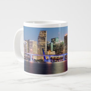 Verlichtde skyline van het centrum van Miami bij s Extra Grote Beker