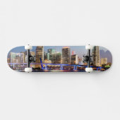 Verlichtde skyline van het centrum van Miami bij s Skateboard (Horizontaal)