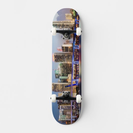 Verlichtde skyline van het centrum van Miami bij s Skateboard (Voorkant)