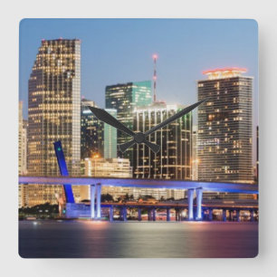 Verlichtde skyline van het centrum van Miami bij s Vierkante Klok