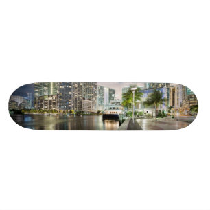 Verlichtde torens aan de waterfront van de Miami Skateboard