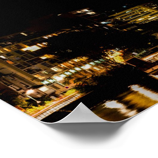 Verlichte Eiffeltoren in Parijs 's nachts Poster (Hoek)