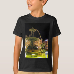 Verlichte fontein en zeemeermin. Rossio, Lissabon T-shirt