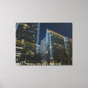 Verlichte stadsgezicht bij nacht canvas afdruk