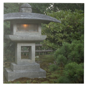 Verlichte stenen lantaarn in Japanse tuin Tegeltje