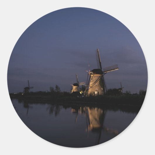 Verlichte windmolen bij Blue Hour ronde sticker (Voorkant)