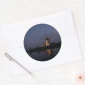 Verlichte windmolen bij Blue Hour ronde sticker (Envelop)