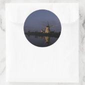 Verlichte windmolen bij Blue Hour ronde sticker (Tas)