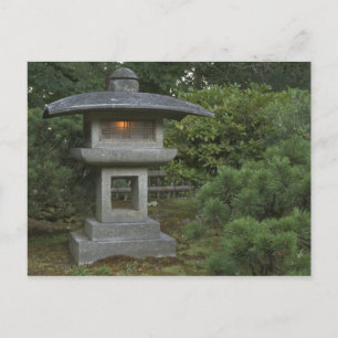 Verlichtingslantaarn in Japanse tuin Briefkaart