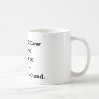 Verlies je hoofd in slaperig hol koffiemok