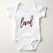 Verlokt. Burgundy Modern Trendy Script Typografie Romper (Voorkant)