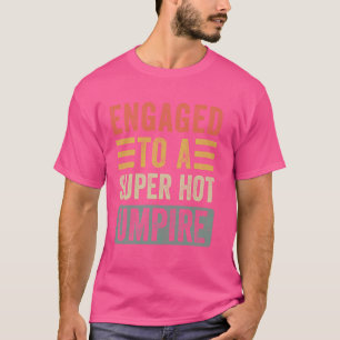Verloofd met een super hete umpire grappige verloo t-shirt