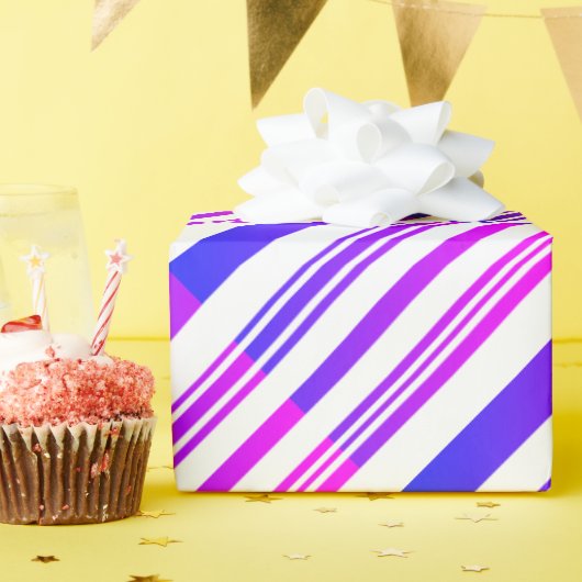 Verlooproze en blauwe strepen op wit cadeaupapier (Verjaardagsfeest)