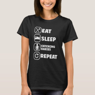Verloskundige vangt baby's op t-shirt