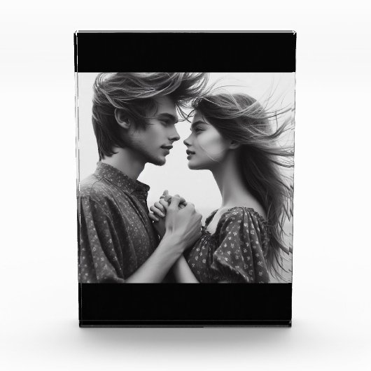 Verloving van het paar op zwart fotoblok (Voorkant)