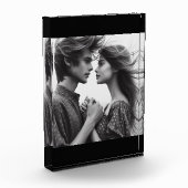 Verloving van het paar op zwart fotoblok (Links)