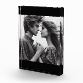 Verloving van het paar op zwart fotoblok (Rechts)