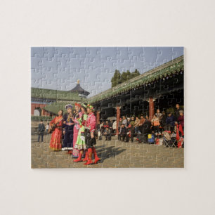 Vermaomde amateur volksdansers vermaken legpuzzel