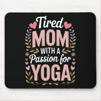 Vermoeide moeder met een pion voor yoga Funny Yoga Muismat