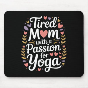 Vermoeide moeder met een pion voor yoga grappige y muismat