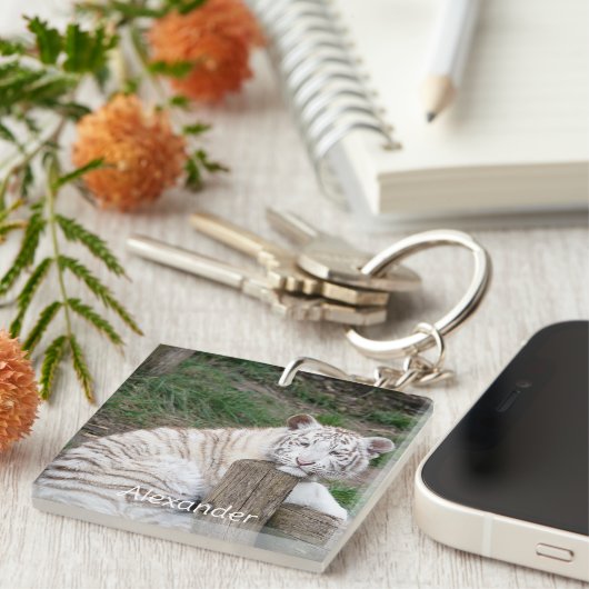 Vermoeide slaperige witte tijger rust op boomstamm sleutelhanger (Voorkant Rechts)
