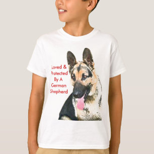 Vermogen en beschermd door een Duitse herder T-shirt