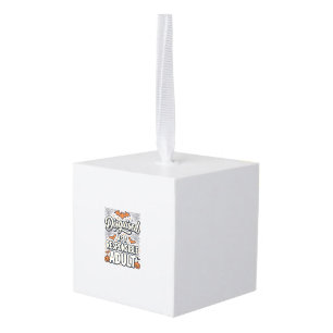 Vermomd als een Verantwoordelijke Volwassene Hallo Kubus Ornament