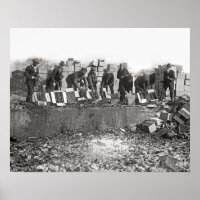 Vernietiging van illegale drank, 1923. Oude foto