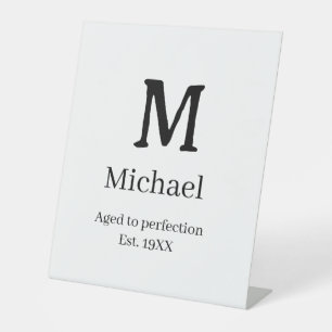 Verouderd tot perfectie est. 19XX monogram naam le Reclamebord Met Voetstuk