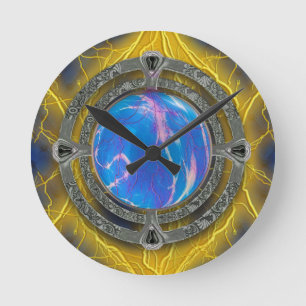 Verouderde mystieke koepel van magische putten en  ronde klok