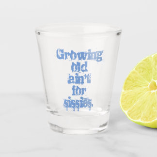 Verouderen is niets voor watjes in blauwe letters shot glas