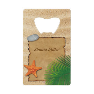 Verpakking op de zand-achtergrond - Bottelopener Kredietkaart Flessenopener