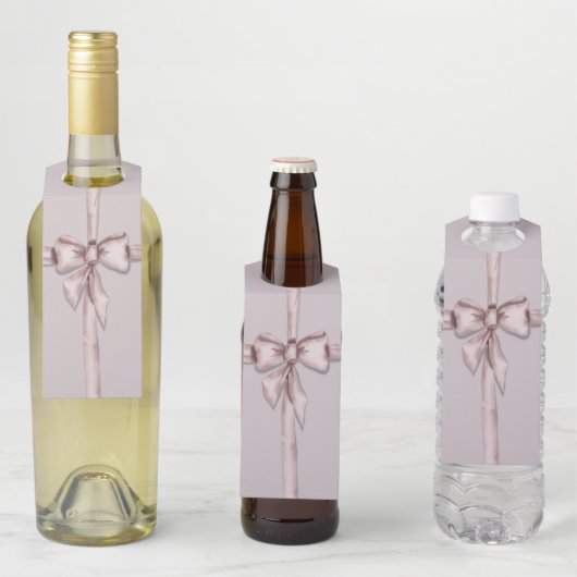 Verpakt in een roze strik flessenhanger (In situ)