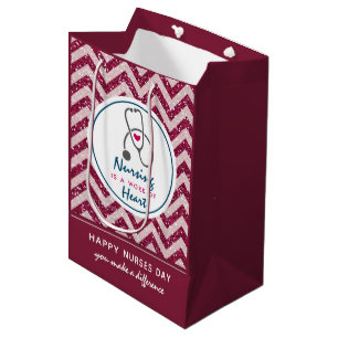 Verpleegdag Stethoscoop op Rode Chevron Medium Cadeauzakje