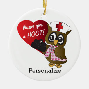 Verpleegkundigen geven een wortel. Owl Nurse Keramisch Ornament