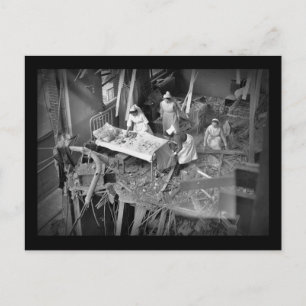 Verpleegkundigen in het Bombed Building WWII Briefkaart