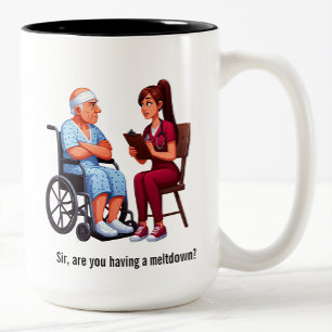 Verpleegster die te maken heeft met een veeleisend tweekleurige koffiemok