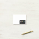 Verpleegster elke dag held post-it® notes (Op bureau)