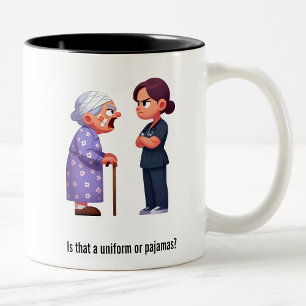 Verpleegster Face-off met pittige oma Tweekleurige Koffiemok