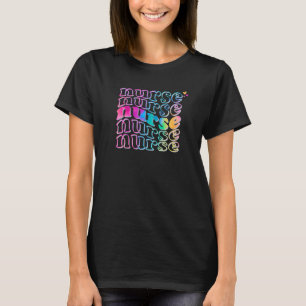 Verpleegster in elegante regenboogkleuren t-shirt