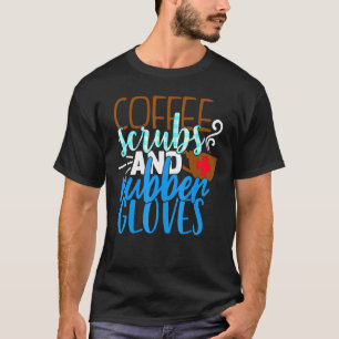 Verpleegster met koffie scrubben en rubberen hands t-shirt