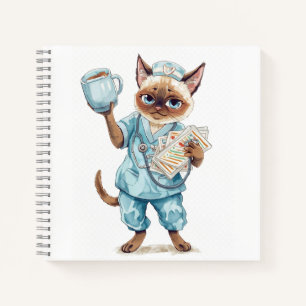 Verpleegster neemt koffiepauze voor kattenliefhebb notitieboek