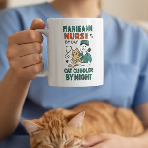 Verpleegster overdag, kattenknuffelaar 's nachts – koffiemok
