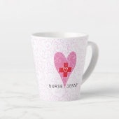 Verpleegster rood roze hart gepersonaliseerd latte mok (Rechterhoek)