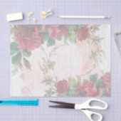 Verpletterde rode rozen die schrijven tissuepapier (Craft)