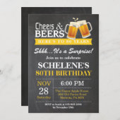 Verrassende Cheers and Beers 80th Birthday Invitat Kaart (Voorkant / Achterkant)