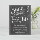 Verrassende verjaardagsuitnodiging 80 Chalkboard R Kaart (Staand voorkant)